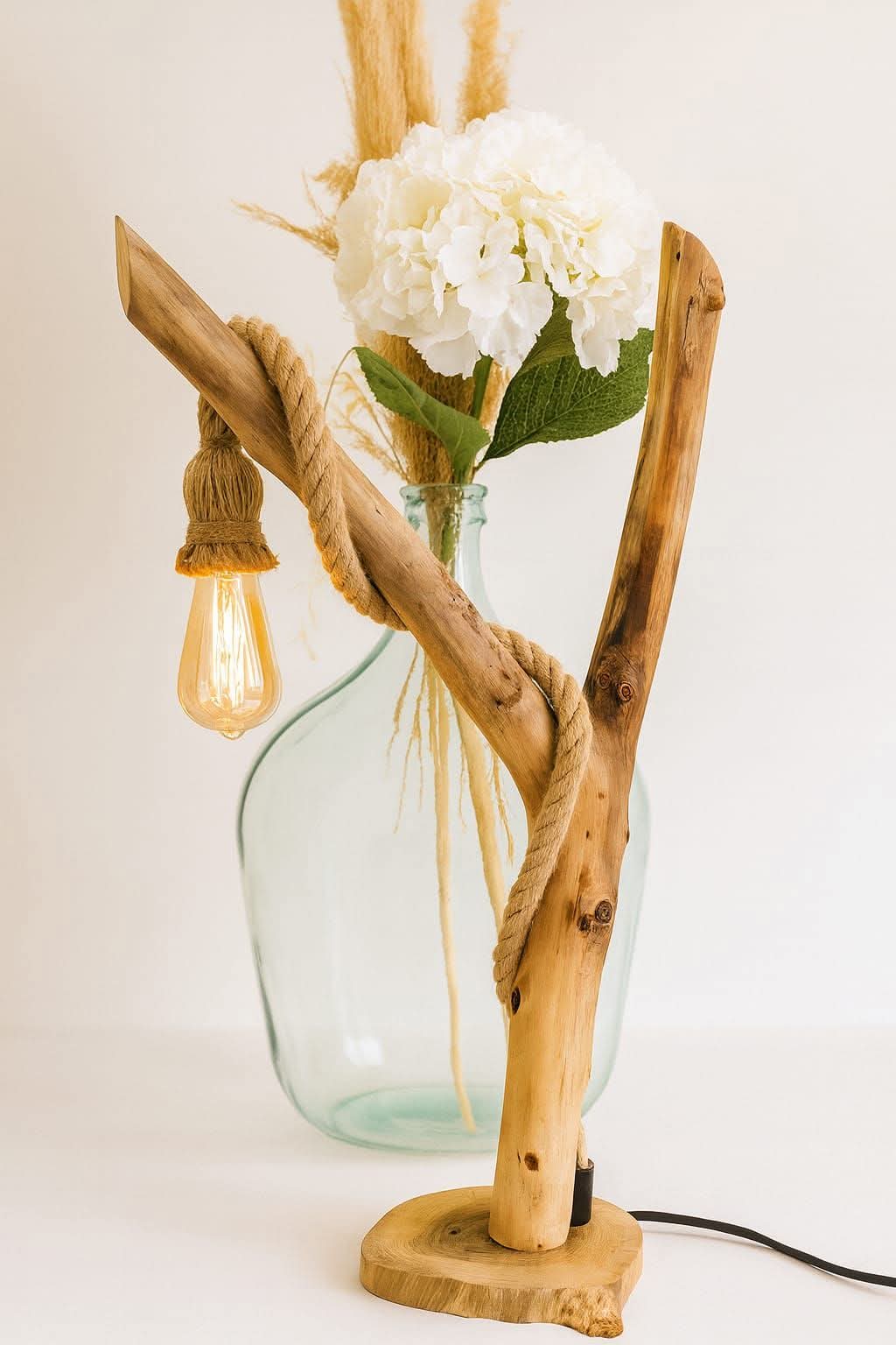 Lampe artisanale en bois flotté avec corde unique . Idée cadeau original 